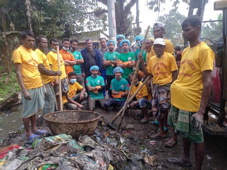 যেখানে-সেখানে ময়লা-আবর্জনা ফেলার অভ্যাস পরিবর্তন না করলে পরিচ্ছন্নতা অভিযানের সুফল ভোগ করা সম্ভব হবে না – হবিগঞ্জ পৌরসভা ও বিডি ক্লিনের পরিচ্ছন্নতা অভিযানে মেয়র আতাউর রহমান সেলিম ॥