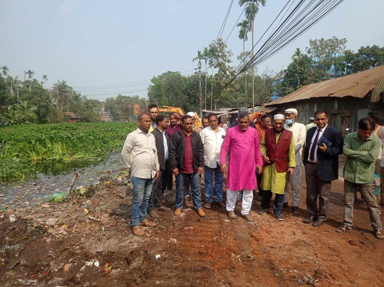 পুরাতন খোয়াই নদী পরিচ্ছন্ন করার কাজ শুরু করেছেন মেয়র আতাউর রহমান সেলিম ॥ অবৈধ স্থাপনা অতি দ্রুত নিজ দায়িত্বে সড়িয়ে ফেলার আহবান ॥ বাপার ও এলাকাবাসীর সন্তোষ প্রকাশ ॥