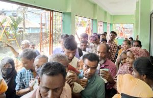 পৌর এলাকায় ভিজিএফের চাল বিতরণ করেছে হবিগঞ্জ পৌরসভা