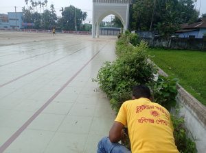 পবিত্র ঈদ উল ফিতরকে সামনে রেখে হবিগঞ্জে কেন্দ্রীয় ঈদগাহ ও তার আশপাশে দিনে ও রাতে পরিচ্ছন্নতা কাজ করছে হবিগঞ্জ পৌরসভা।