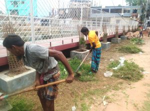 প্রচন্ড খরতাপে পৌরসভার রোপনকৃত গাছের বিশেষ পরিচর্যা অব্যাহত রেখেছে হবিগঞ্জ পৌরসভা ॥