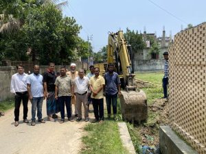 মাহমুদাবাদ ও ইনাতাবাদ এলাকার জলবদ্ধতা নিরসনে মেয়র আতাউর রহমান সেলিমের প্রচেষ্টায় ১ কোটি ১১ লক্ষ ৪১ হাজার ২ শ ৫৫ টাকা ব্যয়ে নির্মাণ হচ্ছে আরসিসি ড্রেন ॥