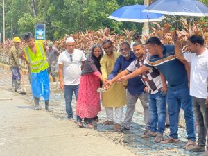 জেলা প্রশাসকের বাসভবনের সামনে শহরের থানা ক্রস রোডে ৭০ লাখ টাকা ব্যয়ে আরসিসি রাস্তা নির্মাণকাজ উদ্বোধন করেছেন হবিগঞ্জ পৌরসভার মেয়র আতাউর রহমান সেলিম ॥
