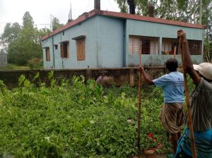 পিটিআই কম্পাউন্ডের পানি নিস্কশনে পৌরসভার পরিচ্ছন্নতা কাজ ॥