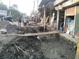 হবিগঞ্জ শহরের শায়েস্তানগর এলাকায় প্রধান সড়কের পাশে কভার স্লাবসহ আরসিসি ড্রেন নির্মাণ করছে হবিগঞ্জ পৌরসভা ॥