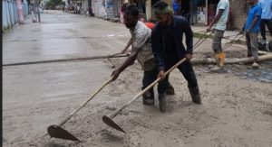 হবিগঞ্জ শহরের ফায়ার সার্ভিস রোডে আরসিসি রাস্তা নির্মাণের কাজ করছে হবিগঞ্জ পৌরসভা