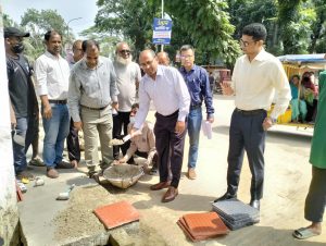 হবিগঞ্জ শহরের সার্কিট হাউজ ও প্রেসক্লাব রোড এলাকায় পৌরসভার ফুটপাত মেরামত কাজ উদ্বোধন করেছেন জেলা প্রশাসক ড. মোঃ ফরিদুর রহমান‌‌।।