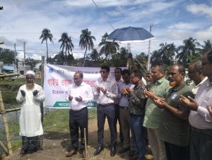 হবিগঞ্জ পৌরসভার টাউন মডেল পুকুরে গাইডওয়াল ও ওয়াকওয়ে নির্মাণ কাজের উদ্বোধন করেছেন হবিগঞ্জের জেলা প্রশাসক ড. মোঃ ফরিদুর রহমান ।