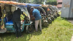 যানজট নিরসনে অবৈধ টমটম আটক করেছে হবিগঞ্জ পৌরসভা ॥