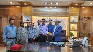 বিদায়ী জেলা প্রশাসক ড. মোঃ ফরিদুর রহমানকে সম্মাননা ক্রেস্ট প্রদান করেছে হবিগঞ্জ পৌরসভা ॥