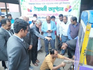 টমটমের নতুন নাম্বার প্লেইট বিতরণ শুরু ॥টমটমগুলোকে কিউআর কোডের মাধ্যমে নাম্বার প্লেইট দেয়া হবিগঞ্জ পৌরসভার একটি চমৎকার উদ্যোগ-জেলা প্রশাসক আবু হাসনাত মোহাম্মদ আরেফীন