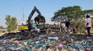 চৌধুরী বাজার খোয়াই নদীর পাড়ে আবর্জনার স্তুপ অপসারন করে পরিবেশ সুন্দর করার উদ্যোগ নিয়েছে হবিগঞ্জ পৌরসভা ॥