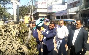 রোড ডিভাইডারের গাছে এবং রাস্তার ধুলো কমাতে পানি স্প্রে করা শুরু করেছে হবিগঞ্জ পৌরসভা ॥