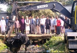 হবিগঞ্জ পৌরসভা ও এলাকাবাসীর যৌথ উদ্যোগে শহরের উত্তর শ্যামলী পুরাতন খোয়াই নদীতেশুরু হয়েছে পরিচ্ছন্নতা অভিযান ॥