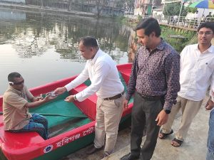 হবিগঞ্জ পৌরসভার চোখ হারানো পরিচ্ছন্নতা কর্মীকে মানবিক সাহায্যের জন্য বিনোদন বোট পরিচালনার দায়িত্ব দিয়েছে পৌর কর্তৃপক্ষ॥
