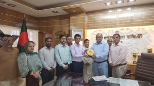 হবিগঞ্জের বিদায়ী জেলা প্রশাসক আবু হাসনাত মোঃ আরেফীনকে সম্মাননা ক্রেস্ট উপহার দিয়েছে হবিগঞ্জ পৌরসভা।।