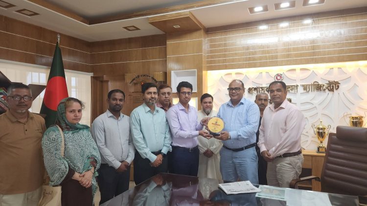 হবিগঞ্জের বিদায়ী জেলা প্রশাসক আবু হাসনাত মোঃ আরেফীনকে সম্মাননা ক্রেস্ট উপহার দিয়েছে হবিগঞ্জ পৌরসভা।।