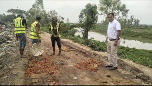 উত্তরকুল মৌজায় অবস্থিত পৌরসভার ল্যান্ডফিলের সামনের রাস্তায় ইট-বালু ফেলা হয়েছে হবিগঞ্জ পৌরসভার পক্ষ হতে