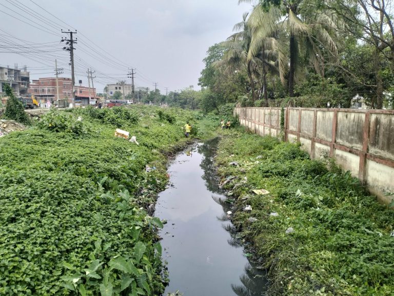 হবিগঞ্জ পৌরএলাকার পানি নিস্কাশন বাধামুক্ত করতে নির্মগন খাল ওবড় ড্রেনগুলোর প্রতিবন্ধকতা অপসারন ও পরিচ্ছন্নতা কাজ পরিচালনা করছে হবিগঞ্জ পৌরসভা ॥