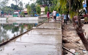 হবিগঞ্জ পৌরসভার বদিউজ্জামান খান সড়ক পার্শ্ববর্তী দর্জিপট্টি পুকুরের ওয়াকওয়ে নির্মাণ কাজের ঢালাই শুরু ॥