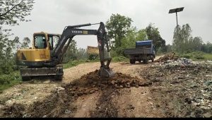 হবিগঞ্জের উত্তরকুল মৌজায় পৌরসভার ডাম্পিংস্টেশনে যাওয়ার রাস্তায় ইট-বালি ফেলা হচ্ছে পৌরসভার পক্ষ হতে