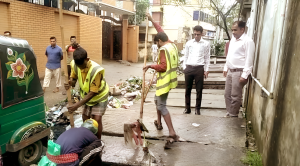 পৌর এলাকায় বৃষ্টির পানি দ্রুত নিস্কাশন করার জন্য পরিচালিত বিশেষ পরিচ্ছন্নতা কাজ পরিদর্শন করেছেন হবিগঞ্জ পৌরসভার প্রশাসক মোঃ মঈনুল হক ॥