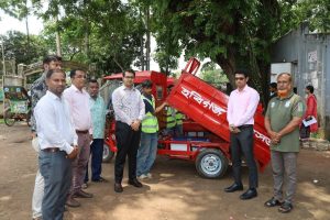 হবিগঞ্জ পৌরসভায় নতুন দুটি ব্যাটারি চালিত মিনি গার্ভেজ ভ্যান চালু।। চালকদের হাতে চাবি হস্তান্তর করলেন জেলা প্রশাসক।।