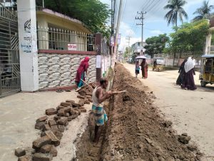শহরের ব্যাক রোডে হবিগঞ্জ পৌরসভারপানিসরবরাহের নতুন পাইপ লাইন স্থাপনেরকাজ শুরু ॥