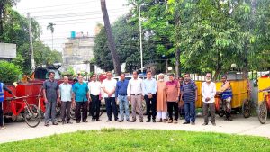 কমিউনিটি ভিত্তিক বর্জ্য ব্যবস্থাপনা কার্যক্রমে ভ্যান গাড়ী চালক ও বর্জ্য সংগ্রহকারীগনকে হবিগঞ্জ পৌরসভার পোষাক ওবাঁশি প্রদান ॥