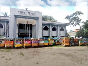 শহরের যানজট নিরসনে হবিগঞ্জ পৌরসভার অবৈধ টমটম আটক অভিযান ॥