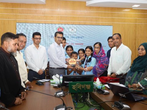ডেঙ্গু প্রতিরোধে স্কুল পরিচ্ছন্ন রাখার পাশাপশি নিজেদের বাসাবাড়ীও পরিচ্ছন্ন রাখতে হবে- জেলা প্রশাসক ড. জি.এম.সরফরাজ।