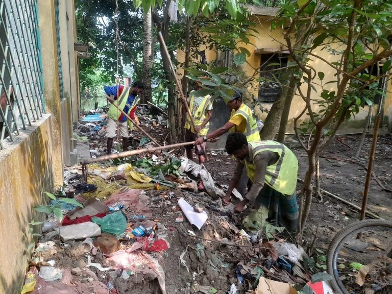 ডেঙ্গু প্রতিরোধে পৌরএলাকায় হবিগঞ্জ পৌরসভার পরিচ্ছন্নতা অভিযান অব্যাহত। 4-10 অক্টোবর।। শারদীয় দুর্গাপূজাকে সামনে রেখে মন্ডপগুলোর আশপাশেও পরিচালিত হয় পরিচ্ছন্নতা অভিযান।