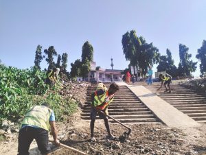শারদীয় দুর্গা পূজায় প্রতিমা বিসর্জনের জন্য খোয়াই নদীতে হবিগঞ্জ পৌর এলাকার দুইটি ঘাটলা উপযুক্ত করনের কাজ করছে হবিগঞ্জ পৌরসভা ॥